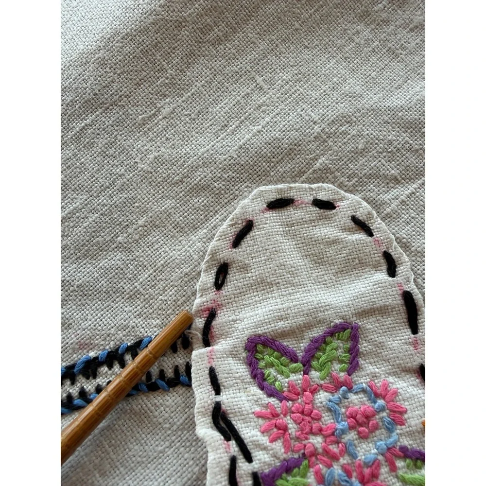 Vintage Embroidered Southern Belle Hat Floral Linen Tablecloth‎ Crochet Trim